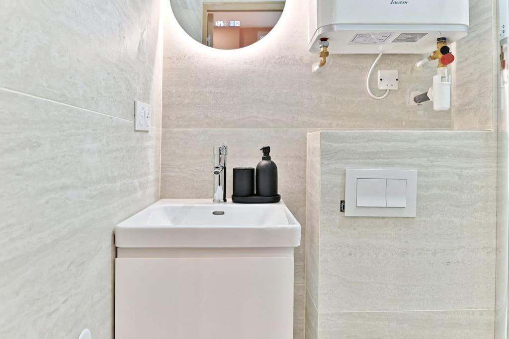 Petit Confortable & Tranquille 17eme Apartment